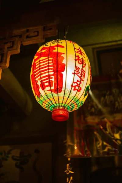 台湾一座庙宇里一盏灯火通明的纸灯笼的垂直照片 — 图库照片