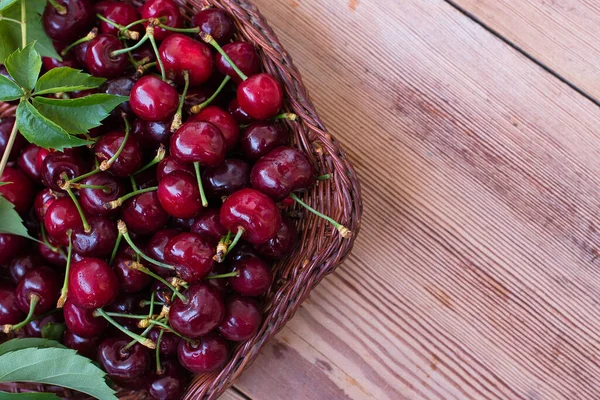 Grupo Deliciosas Cerezas Rojas Recién Recogidas Sobre Fondo Madera —  Fotos de Stock