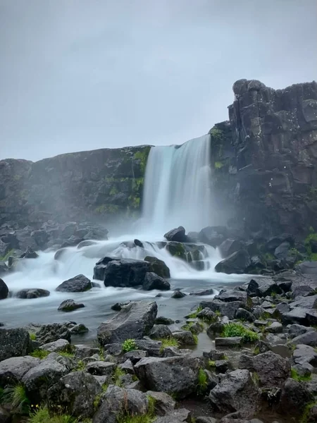 Beautiful View Waterfall Flowing Rocks Foggy Sky — Stock Photo, Image
