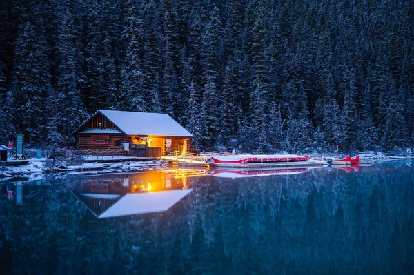 Una Hermosa Cabaña Madera Con Luces Rodeada Árboles Cubiertos Nieve — Foto de Stock
