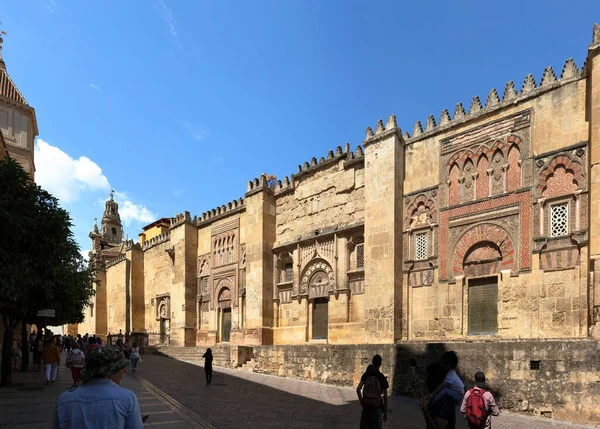 Zachodnia Fasada Wielkiego Meczetu Kilkoma Bramami Słoneczny Dzień Maja Andaluzja — Zdjęcie stockowe