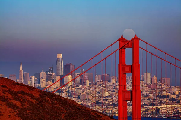 Golden Gate Köprüsü Nün Arka Planında Bir Şehir Manzarası Olan — Stok fotoğraf