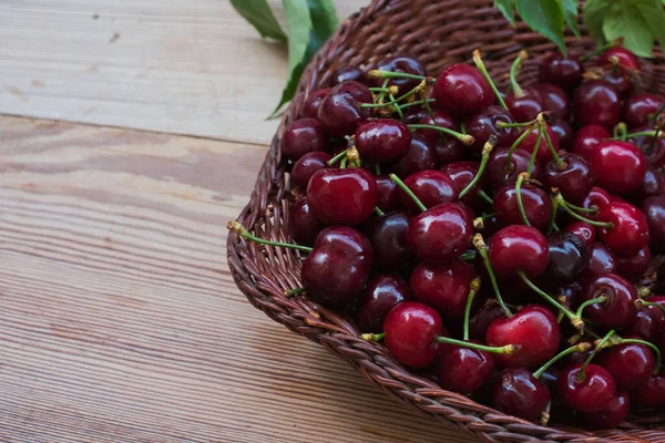 Gruppo Deliziose Ciliegie Rosse Appena Raccolte Sfondo Legno — Foto Stock