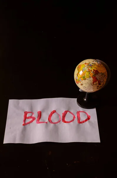 Кровавое Слово Белом Листе Бумаги — стоковое фото