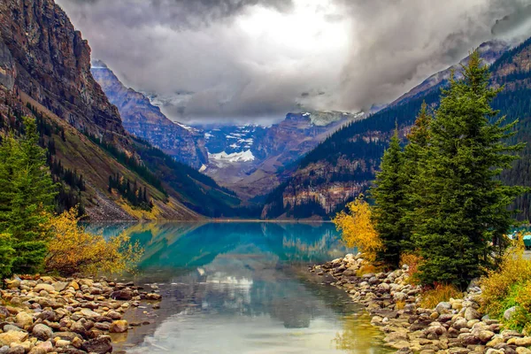 Мальовничий Вид Спокійне Озеро Оточенні Красивих Гір Зелені — стокове фото