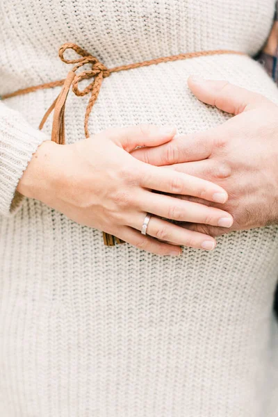 Eine Vertikale Nahaufnahme Von Einem Schwangeren Bauch Den Händen — Stockfoto