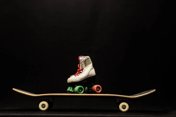 빈티지 스타일검은 스케이트보드와 스케이트 부츠가 어두운 — 스톡 사진