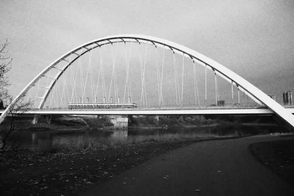 水面上に架かる白い橋の低い角度の眺め — ストック写真