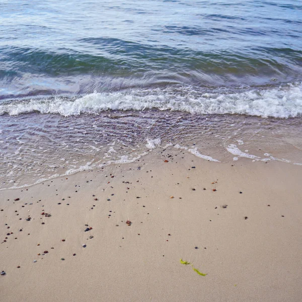 Pobierowo, Polonya 'da dalgalı bir sahilde çakıl taşlarının yakın plan çekimi.