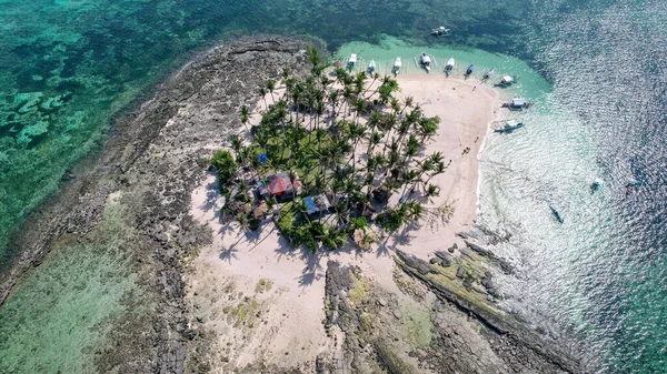 Filipinler Ağaçlar Park Edilmiş Teknelerle Dolu Küçük Bir Adanın Havadan — Stok fotoğraf