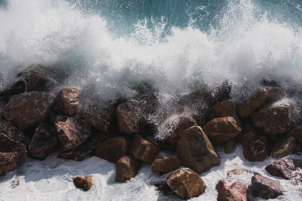 Una Hermosa Vista Una Gran Ola Chocando Contra Las Rocas —  Fotos de Stock