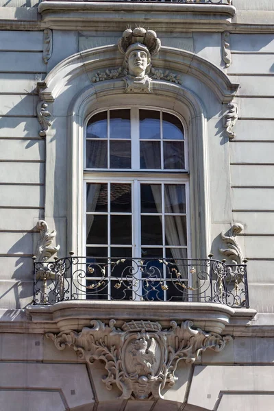 Bern 'deki pencere ve balkonlu tarihi binanın dikey görüntüsü