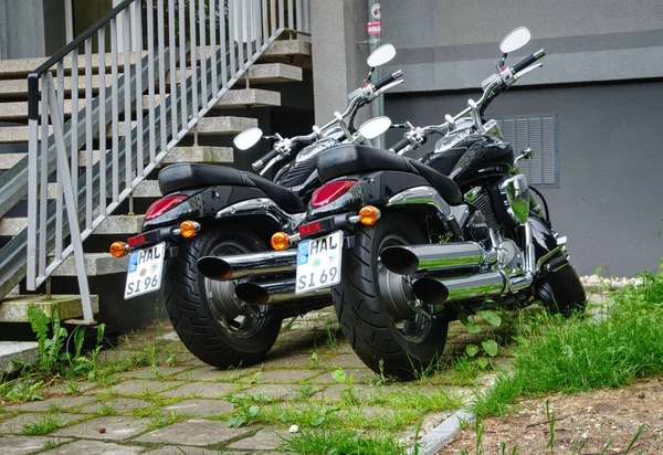Duas Motocicletas Suzuki Estacionadas Livre Lado Uma Escadaria — Fotografia de Stock