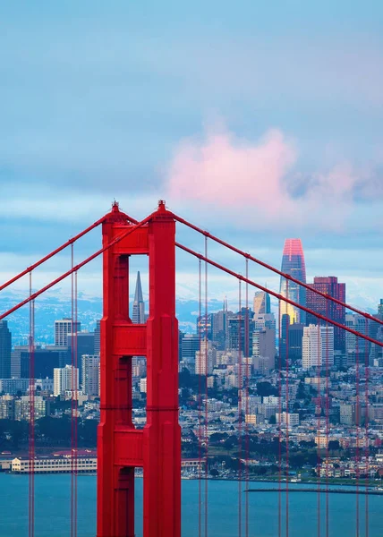 Şehrin Arka Planında Golden Gate Köprüsü Nün Dikey Görüntüsü San — Stok fotoğraf