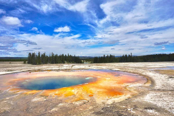 Malowniczy Widok Termalnych Wód Yellowstone Rodaku Park Pod Jasnym Błękitnym — Zdjęcie stockowe