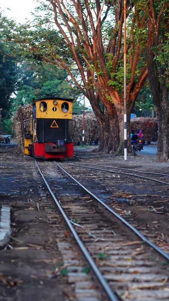 位于印度尼西亚日惹的马杜吉斯莫糖厂将收到一列火车和一辆甘蔗车厢的垂直照片 — 图库照片