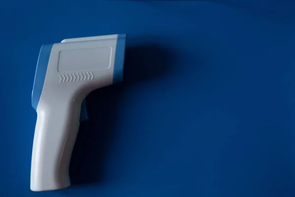 Primo Piano Una Pistola Termica Sullo Sfondo Blu — Foto Stock