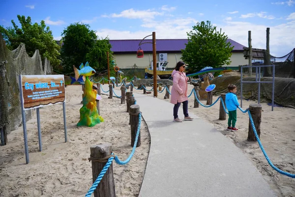 Uma Mulher Criança Caminho Com Modelos Peixes Parque Wieloryba — Fotografia de Stock