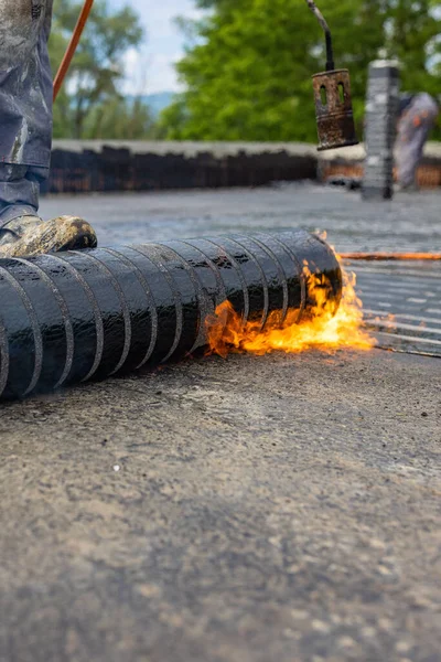 Worker Placing Vapor Barrier Roof Using Propane Gas Torch Welding — Stock Photo, Image