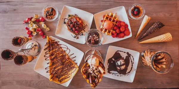 Bovenaanzicht Van Een Set Van Verschillende Desserts Met Chocolade Aardbeien — Stockfoto