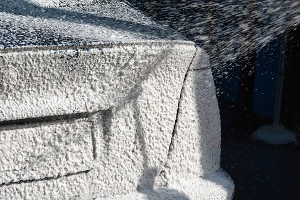 車の洗浄 特別な泡と特別な柔らかいブラシと高圧水で車のクリーニング Bmw E46 ボロスギリシャ5 202 — ストック写真