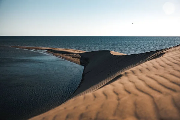 Une Dune Allant Large Petite Avec Eau Mer Autour — Photo