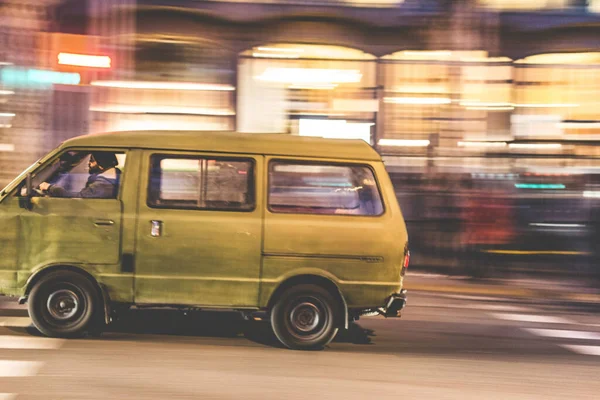 Şehirdeki Eski Klasik Minibüs Nissan Vanette — Stok fotoğraf