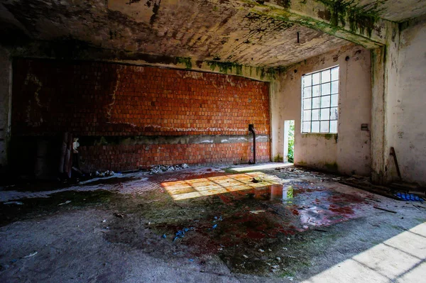 意大利旧址废弃的旧的被毁的工业厂房 — 图库照片
