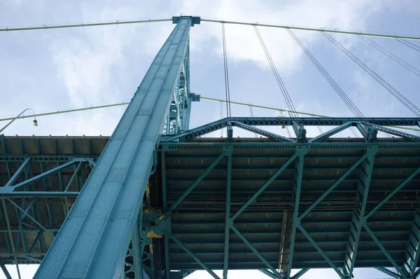 Una Toma Bajo Ángulo Del Puente Colgante Embajador Bajo Cielo —  Fotos de Stock