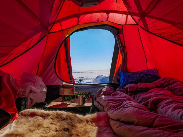 Uitzicht Een Winterlandschap Vanuit Een Rode Gezellige Tent Met Een — Stockfoto