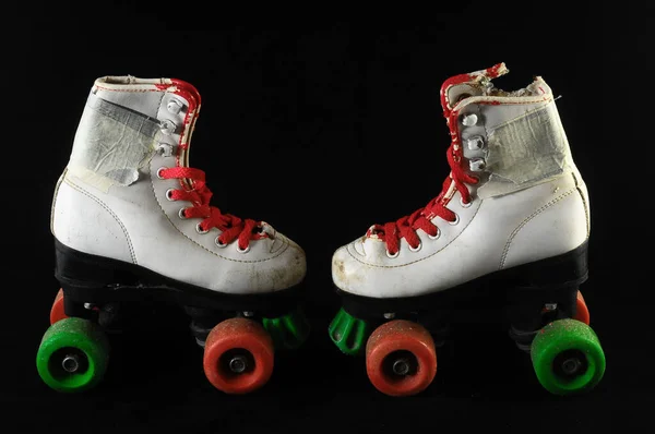 Gebruikte Vintage Geconsumeerde Rolschaatsen Een Zwarte Achtergrond — Stockfoto