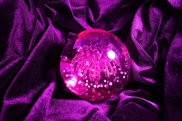 ベルベットの布の上の魔法のガラス玉のクローズアップショット — ストック写真