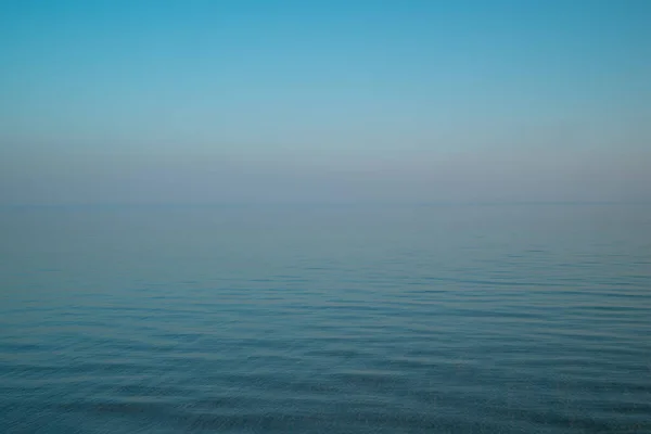 Een Idyllische Zeegezicht Met Mist Het Blauwe Water — Stockfoto