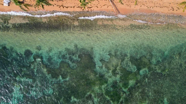 Uma Vista Aérea Drone Uma Bela Ilha Tropical Com Ondas — Fotografia de Stock