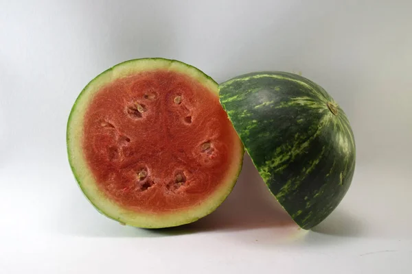 Een Close Shot Van Een Gesneden Watermeloen Geïsoleerd Een Witte — Stockfoto