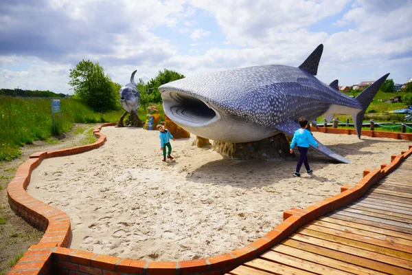 ポーランドのRewal Park Wielorybaにある大きなサメのモデルと子供 — ストック写真