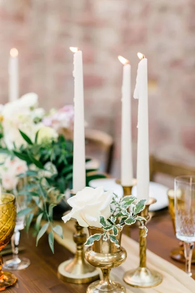 Una Romantica Decorazione Nuziale Con Candele Sul Tavolo Nel Ristorante — Foto Stock