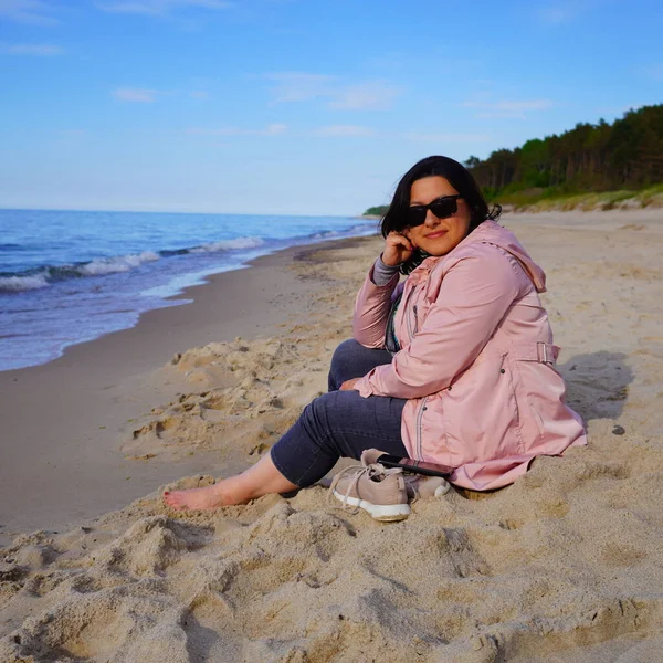 Buclatá Žena Středního Věku Růžové Bundě Sedící Odpočívající Pláži Bez — Stock fotografie