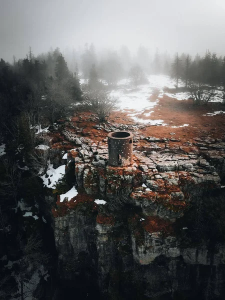 Eine Vertikale Luftaufnahme Eines Kleinen Runden Schlosses Rande Einer Riesigen — Stockfoto