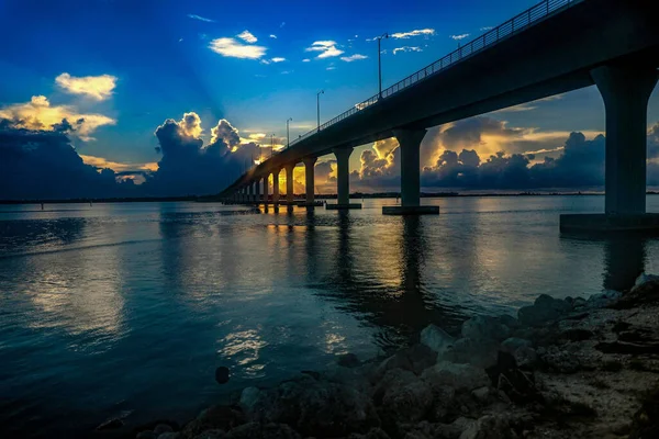 Una Hermosa Vista Del Puente Sobre Mar Atardecer — Foto de Stock
