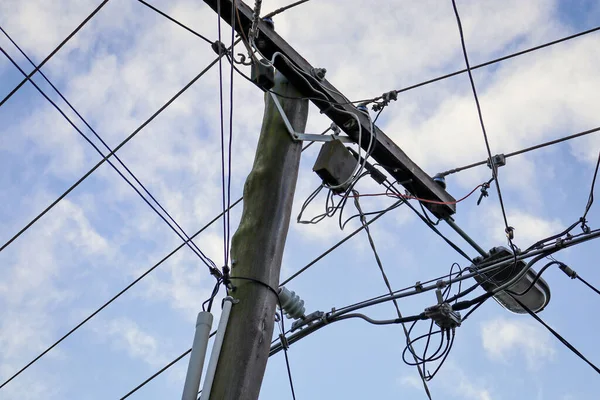 Mirando Hacia Viejo Poste Electricidad Las Líneas Contra Cielo Azul —  Fotos de Stock