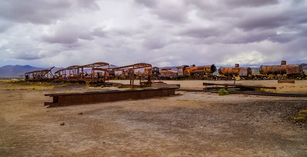 曇りの空の下 電車墓地の錆びた電車の馬車の美しい景色 — ストック写真