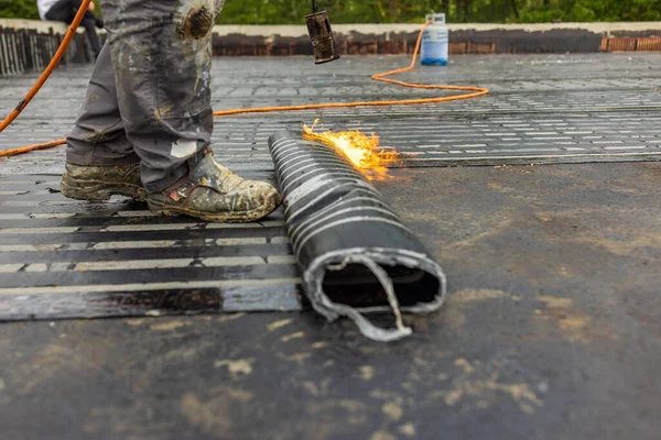 Worker Placing Vapor Barrier Roof Using Propane Gas Torch Welding — Stock Photo, Image