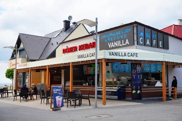 波兰Rewal的一家大型Doner Kebap餐厅和一家香草咖啡店 — 图库照片