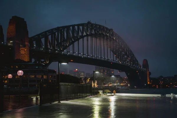 夜の間にオーストラリアのシドニーハーバーブリッジの美しい景色 — ストック写真