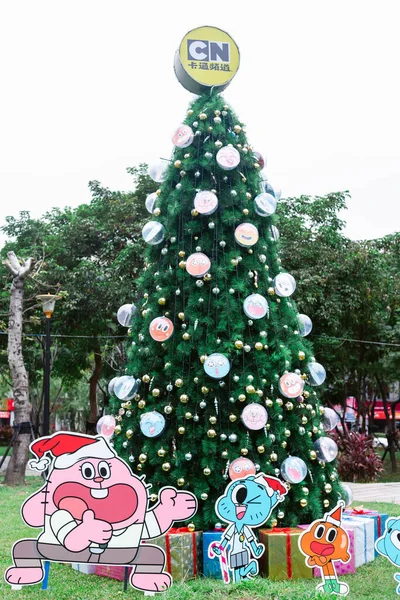 Een Verticaal Shot Van Een Cartoon Network Kerstboom Met Taiwanese — Stockfoto