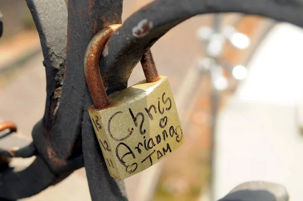 Een Gekleurde Metalen Lover Lock Een Brug — Stockfoto