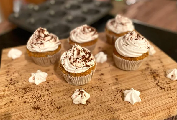 Primer Plano Los Cupcakes Crema Tablero Madera Con Polvo Chocolate —  Fotos de Stock