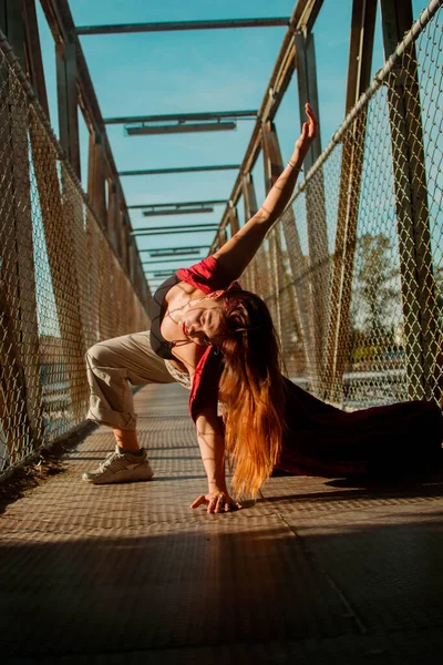 Colpo Verticale Una Donna Ispanica Che Balla Ponte All Aperto — Foto Stock