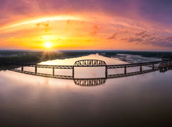 美国俄亥俄州连接铁路桥的无人驾驶飞机在日落时在河上拍摄的照片 — 图库照片